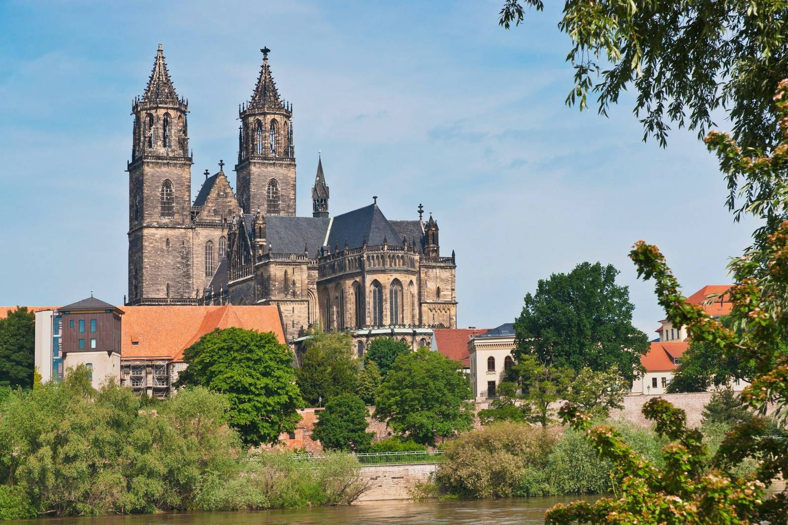 Der Magdeburger Dom über der Altstadt